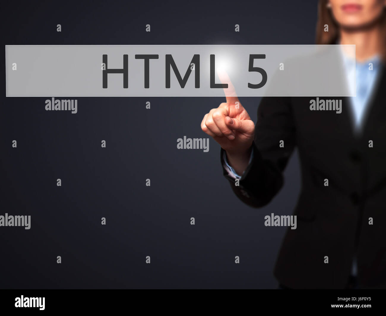 HTML 5 - Imprenditrice mano premendo il pulsante sul touch screen interfaccia. Business, tecnologia internet concetto. Stock Photo Foto Stock