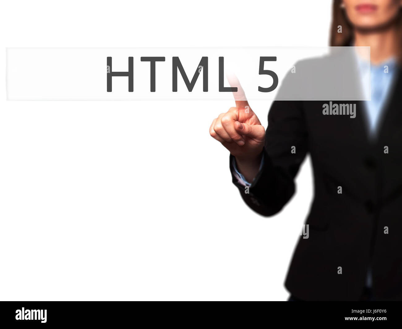 HTML 5 - Imprenditrice mano premendo il pulsante sul touch screen interfaccia. Business, tecnologia internet concetto. Stock Photo Foto Stock