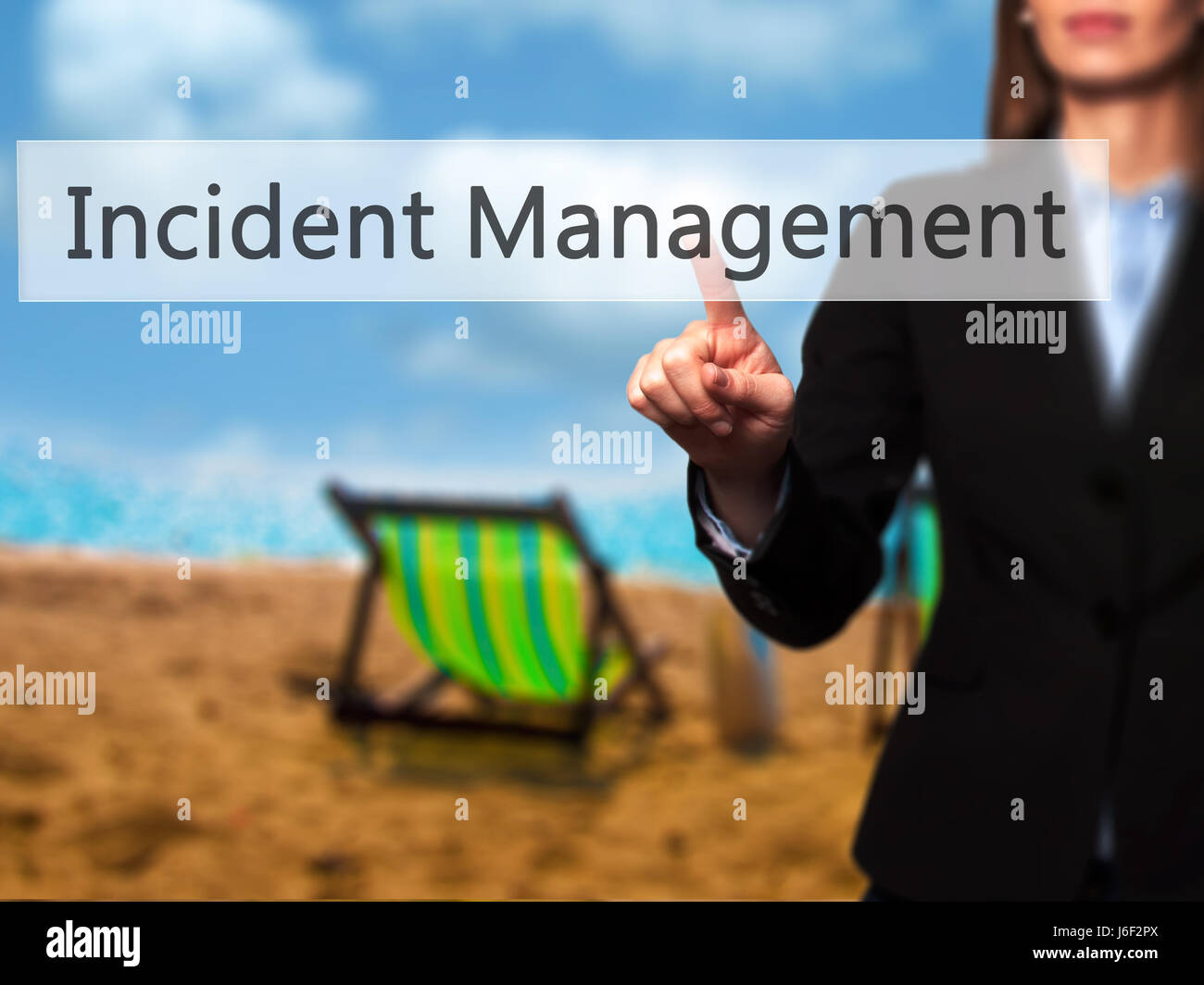 Incident Management - Imprenditrice mano premendo il pulsante sul touch screen interfaccia. Business, tecnologia internet concetto. Stock Photo Foto Stock