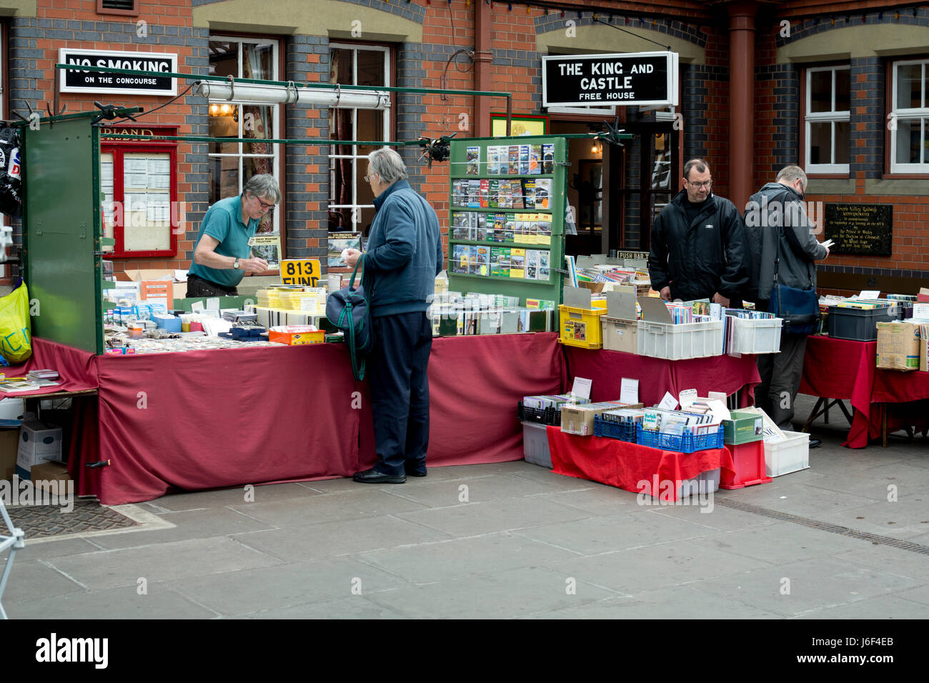 Appassionato di rampa si spegne al Severn Valley Railway, stazione a Kidderminster, Regno Unito Foto Stock