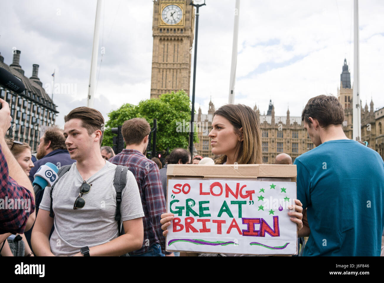 London, Regno Unito - 25/06/2016. Un anti Brexit dimostrazione avviene a Westminster. Le persone si sono riunite per dare voce alle loro opinioni e di mostrare il proprio sostegno per i migranti nel Regno Unito. Foto Stock