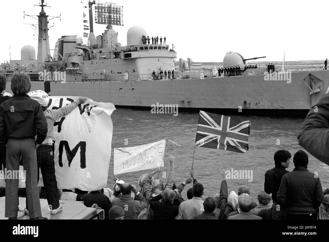 AJAXNETPHOTO. 19giugno 1982 - PORTSMOUTH, Inghilterra. - FALKLANDS VETERANO - Classe di Sheffield (tipo 42/1&2) cacciatorpediniere HMS GLASGOW ottiene un benvenuto di eroi come la bomba ha danneggiato la nave è tornato a casa dal sud Atlantico. Foto:JONATHAN EASTLAND/AJAX. REF:821906 19 Foto Stock