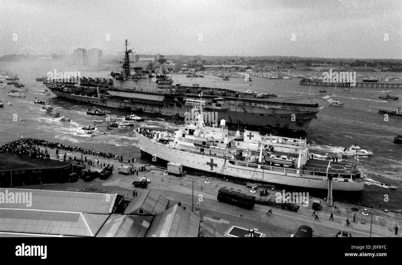 AJAXNETPHOTO. 21 LUGLIO 1982 - PORTSMOUTH, INGHILTERRA. - HERMES TORNA A UN'ACCOGLIENZA RALLEGRANTE DOPO IL SUO DISPIEGAMENTO NELL'ATLANTICO MERIDIONALE PER LA CAMPAGNA DELLE ISOLE FALKLANDS. GIÀ ORMEGGIATO IN PRIMO PIANO È HMS HECLA (A133), UNA DELLE NUMEROSE NAVI DI INDAGINE UTILIZZATE COME NAVI OSPEDALIERE NEL CONFLITTO. FOTO:JONATHAN EASTLAND/AJAX. REF:820721 3 4 Foto Stock