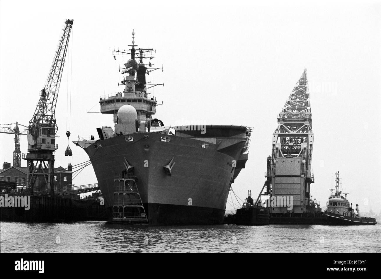 AJAXNETPHOTO. 3RD APRILE,1982. PORTSMOUTH INGHILTERRA - ISOLE FALKLAND PARTENZA. HMS INVINCIBLE SI PREPARA A VELA PER IL Sud Atlantico. Foto:JONATHAN EASTLAND/AJAX REF:820304 2 Foto Stock