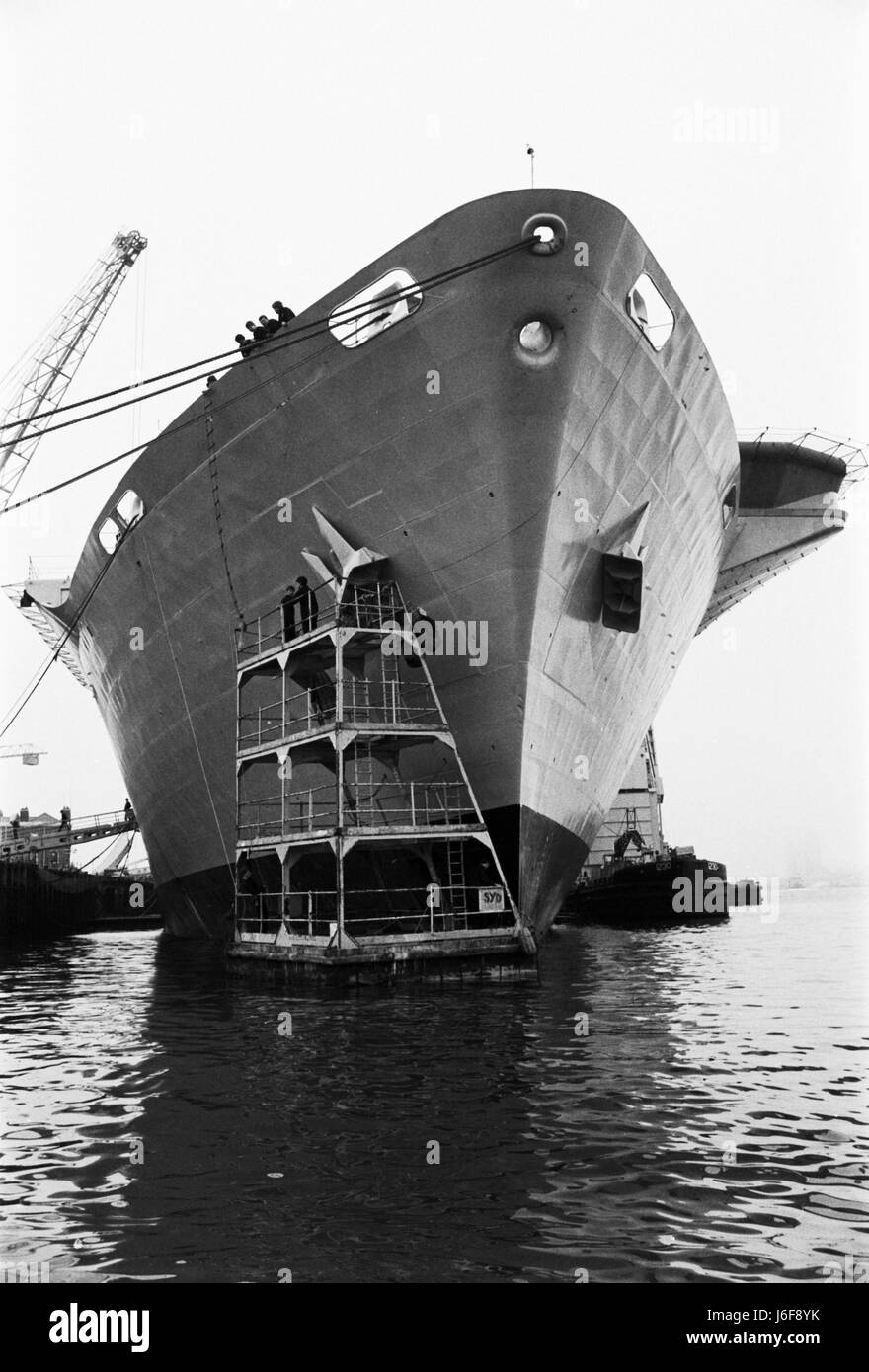 AJAXNETPHOTO. 3RD aprile, 1982. PORTSMOUTH INGHILTERRA - ISOLE FALKLAND PARTENZA. HMS invincibile diventa un lavoro di vernice prima di barca a vela nel Sud Atlantico. Foto:JONATHAN EASTLAND/AJAX REF:820304 2 Foto Stock