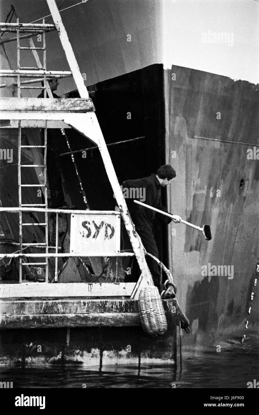 AJAXNETPHOTO. 3RD aprile, 1982. PORTSMOUTH INGHILTERRA - ISOLE FALKLAND PARTENZA. HMS invincibile diventa un lavoro di vernice prima di barca a vela nel Sud Atlantico. Foto:JONATHAN EASTLAND/AJAX REF:820304 2 Foto Stock
