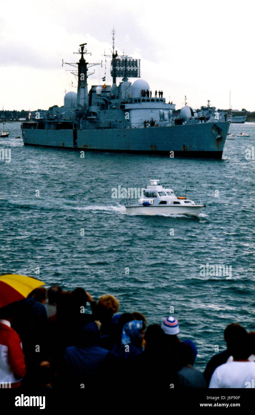 AJAXNETPHOTO. 19Giugno. 1982. PORTSMOUTH, Inghilterra. - Superstite restituisce - tipo 42 (1&2) SHEFFIELD Cacciatorpediniere classe (3660 tonnellate) HMS GLASGOW, una patch nel suo scafo visibile dove un argentino BOMB inserito lo scafo, ritorna a Portsmouth Dockyard nel 1982. Foto:JONATHAN EASTLAND/AJAX. REF:910166 Foto Stock