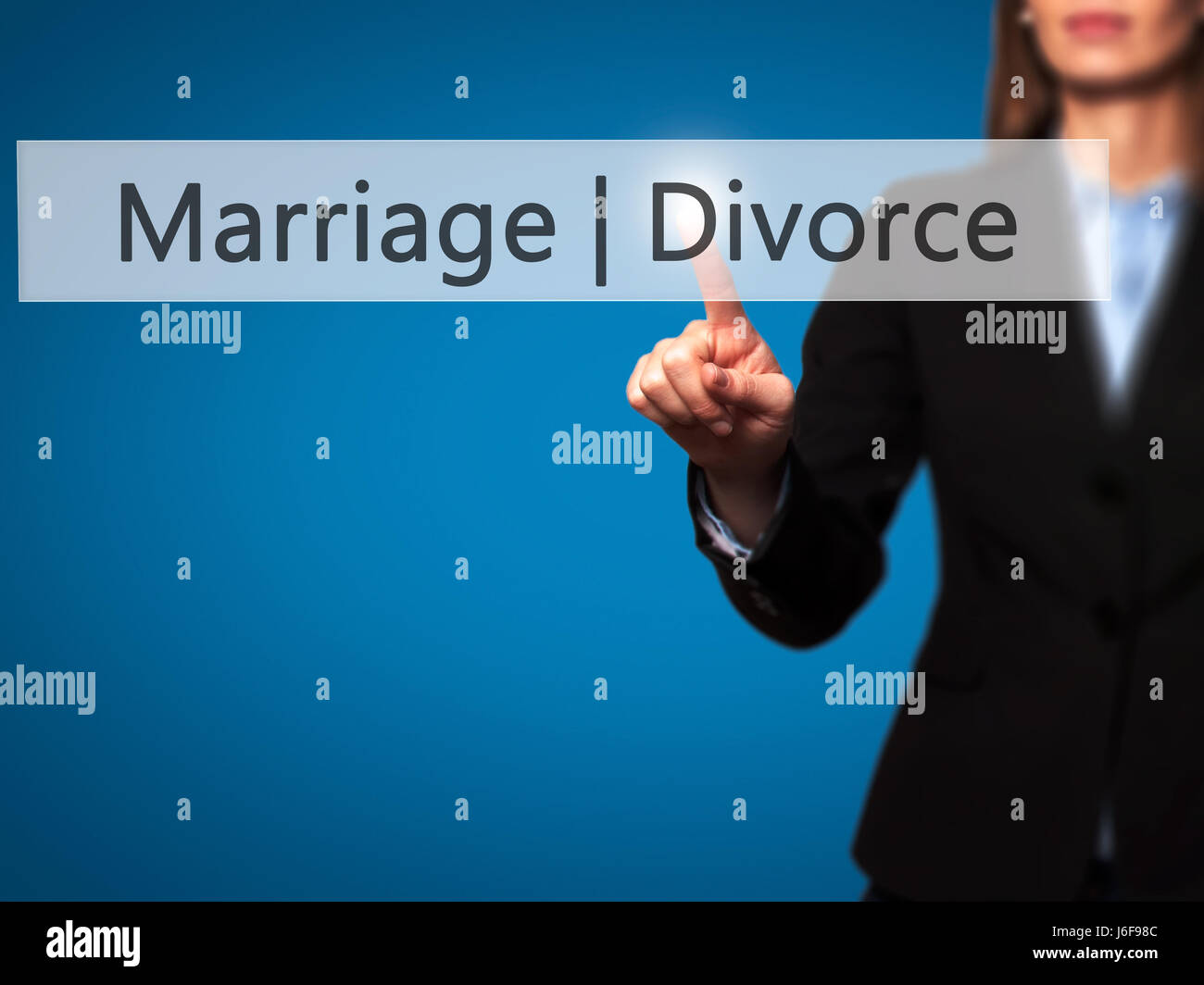 Il matrimonio il divorzio - Imprenditrice mano premendo il pulsante sul touch screen interfaccia. Business, tecnologia internet concetto. Stock Photo Foto Stock