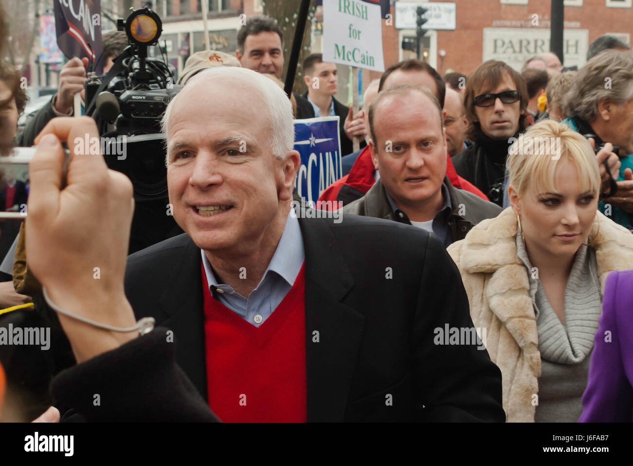 KEENE, New Hampshire/US - Gennaio 7, 2008: noi il senatore John McCain in posa per una foto in un rally il giorno prima del 2008 NH primaria presidenziale. Foto Stock