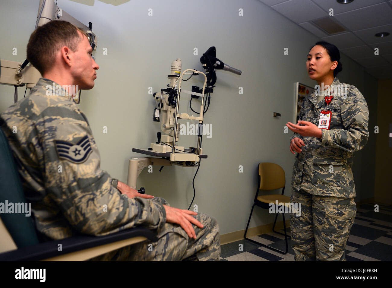 Il personale Sgt. William brevetti Behl ed (sinistra), sessantaduesima manutenzioni Squadron crewchief, è consigliato da Il Mag. Alexandra Tran, sessantaduesima Medical Squadron all'ottico optometrista, sulla sua visione Maggio 9, 2017, a base comune Lewis-Mccorda, nello Stato di Washington Occhio di regolari controlli sanitari effettuati dalla clinica spesso può identificare i problemi di salute o fattori di rischio al di fuori della salute ottica. (U.S. Air Force foto/Senior Airman Giacobbe Jimenez) Foto Stock