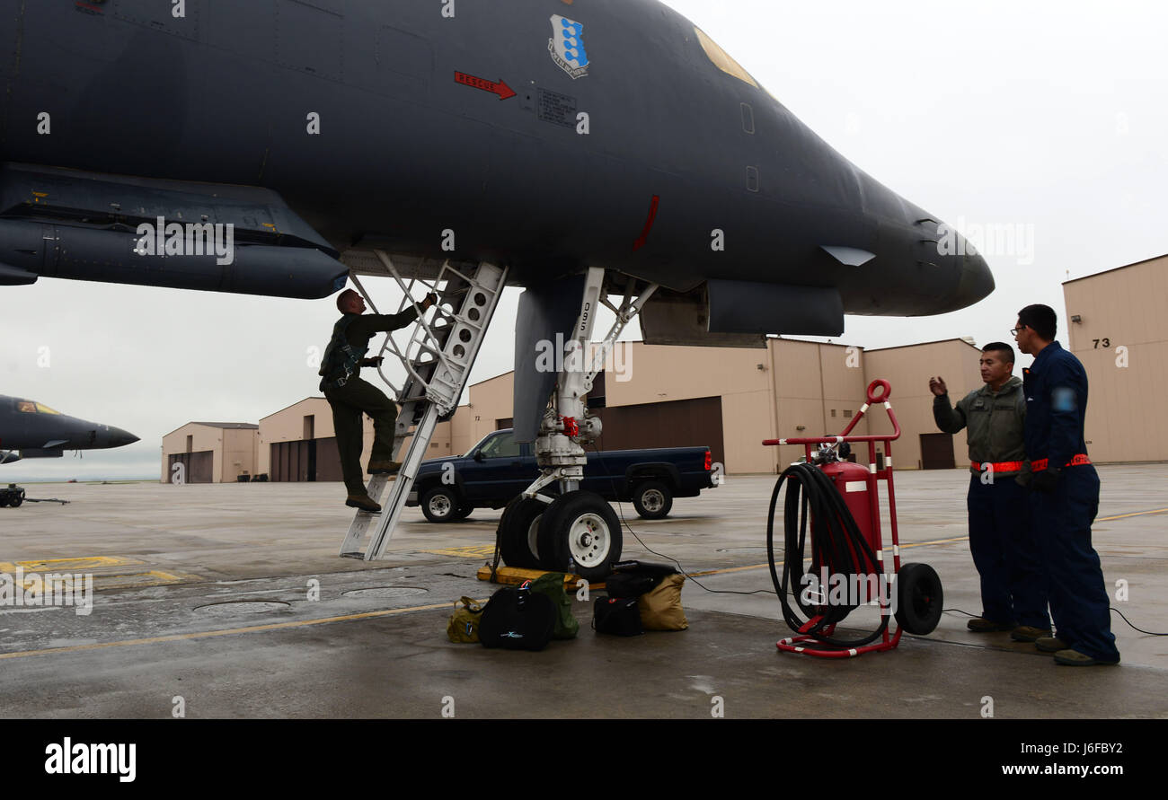 Il cap. Dillen Stuhlsatz, un arma systems officer assegnato per la trentaquattresima Bomb Squadron, entra un B-1 bombardiere durante il combattimento martello esercizio a Ellsworth Air Force Base, S.D., 10 maggio 2017. Con un forte e credibile B-1 vigore, Ellsworth personale di volo e i manutentori di mantenere un elevato livello di preparazione e competenza, la convalida di che cosa gli avieri portare alla lotta - immediata portata globale. (U.S. Air Force foto di Airman 1. Classe Donald C. Knechtel) Foto Stock