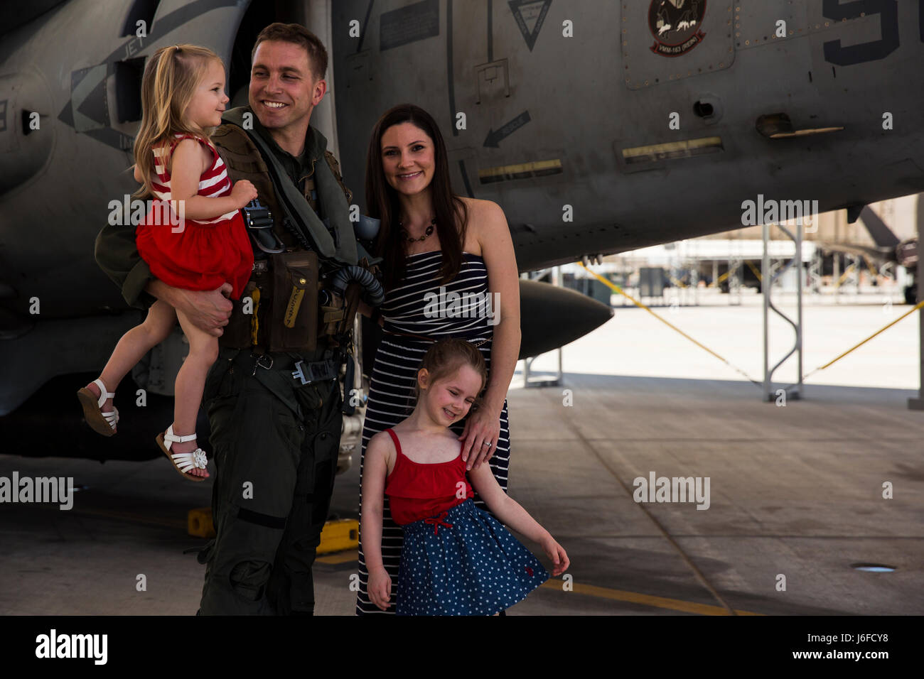 Stati Uniti Marine Corps Capt. Braden Cummins, un AV-8B Harrier II pilota assegnato al Marine squadrone di attacco 311 (VMA-311), ritorna al Marine Corps Air Station Yuma, Ariz., dopo una distribuzione con xi Marine Expeditionary Unit Giovedì 11 Maggio, 2017. Xi MEU avviato a metà ottobre 2016 a bordo del Makin Island anfibio gruppo pronto, addestrati a fianco delle forze armate da nazioni straniere e le operazioni supportate in tutto il Pacifico Occidentale, Medio Oriente e Corno d Africa. Foto Stock