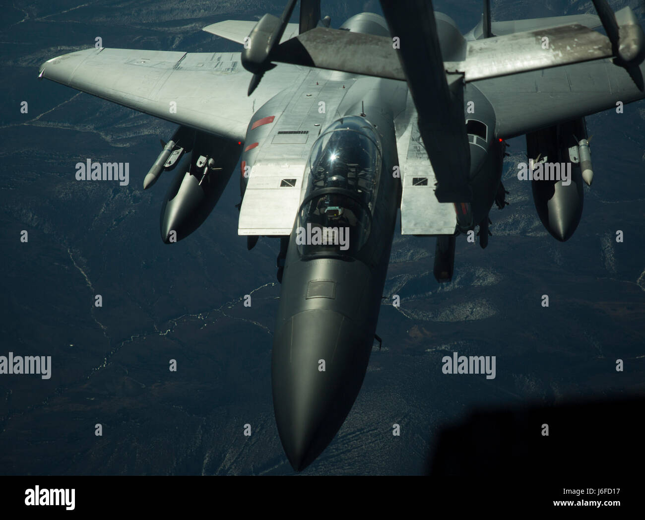 Un U.S. Air Force F-15E Strike Eagle con la 48th Fighter Wing basato a Royal Air Force Lakenheath, Inghilterra, si connette al braccio del combustibile di un U.S. Air Force KC-10 Extender durante un rifornimento di antenna di funzionamento sopra il giunto Pacific-Alaska gamma complesso nel supporto del bordo settentrionale 2017, 11 maggio 2017. L'esercizio Alaska è la più grande e il premier la formazione congiunta esercizio progettato per mettere in pratica le operazioni, le tecniche e le procedure nonché migliorare l'interoperabilità tra i servizi. L'esercizio prevede real-world proficiency nel rilevamento e tracciamento delle unità in mare e in aria e a terra e responsa Foto Stock