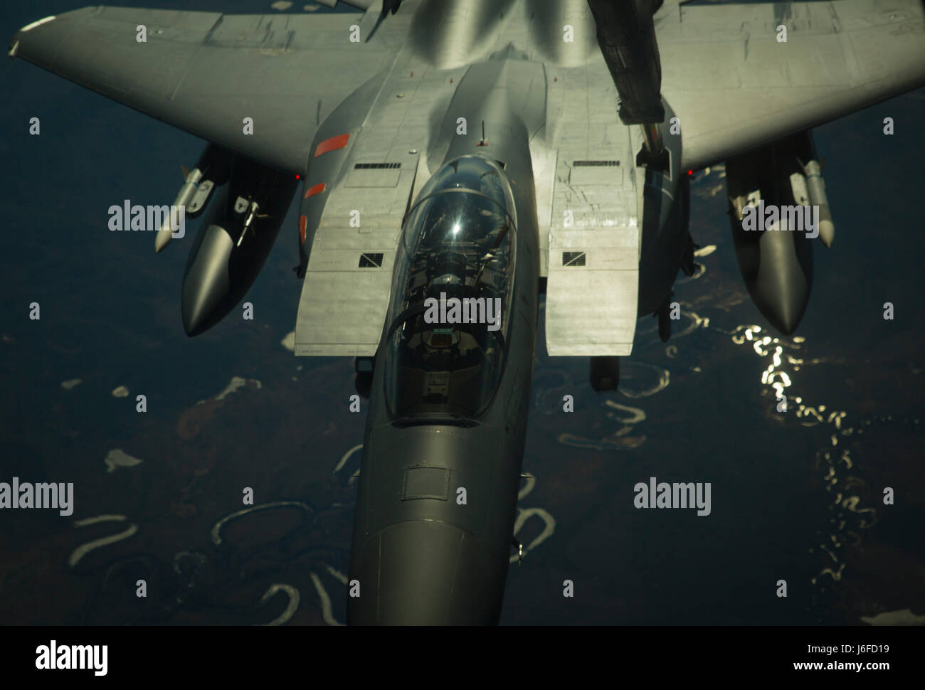 Un U.S. Air Force F-15E Strike Eagle con la 48th Fighter Wing basato a Royal Air Force Lakenheath, Inghilterra, si connette al braccio del combustibile di un U.S. Air Force KC-10 Extender durante un rifornimento di antenna di funzionamento sopra il giunto Pacific-Alaska gamma complesso nel supporto del bordo settentrionale 2017, 11 maggio 2017. L'esercizio Alaska è la più grande e il premier la formazione congiunta esercizio progettato per mettere in pratica le operazioni, le tecniche e le procedure nonché migliorare l'interoperabilità tra i servizi. L'esercizio prevede real-world proficiency nel rilevamento e tracciamento delle unità in mare e in aria e a terra e responsa Foto Stock