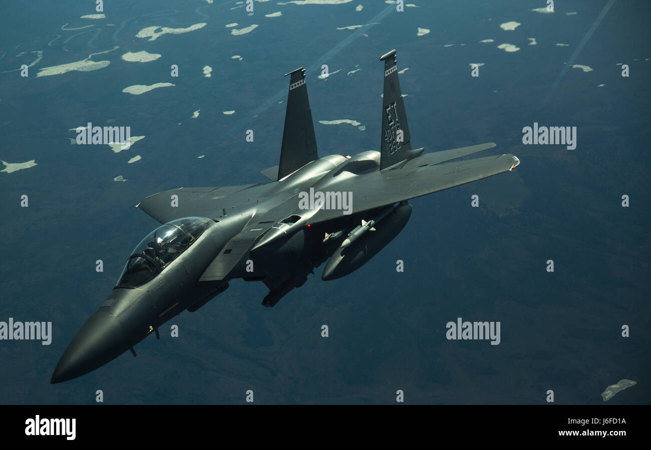 Un U.S. Air Force F-15E Strike Eagle con la 46th ala di test in base a Eglin Air Force Base in Florida, si scollega dal boom del carburante di un U.S. Air Force KC-10 Extender durante un rifornimento di antenna di funzionamento sopra il giunto Pacific-Alaska gamma complesso nel supporto del bordo settentrionale 2017, 11 maggio 2017. L'esercizio Alaska è la più grande e il premier la formazione congiunta esercizio progettato per mettere in pratica le operazioni, le tecniche e le procedure nonché migliorare l'interoperabilità tra i servizi. L'esercizio prevede real-world proficiency nel rilevamento e tracciamento delle unità in mare e in aria e a terra e la risposta t Foto Stock