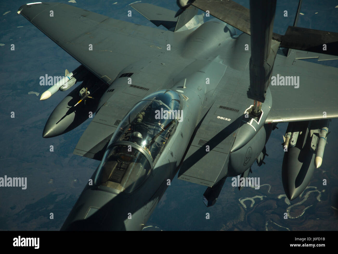 Un U.S. Air Force F-15E Strike Eagle con la 48th Fighter Wing basato a Royal Air Force Lakenheath, Inghilterra, si connette al braccio del combustibile di un U.S. Air Force KC-10 Extender durante un rifornimento di antenna di funzionamento sopra il giunto Pacific-Alaska gamma complesso nel supporto del bordo settentrionale 2017, 11 maggio 2017. L'esercizio Alaska è la più grande e il premier la formazione congiunta esercizio progettato per mettere in pratica le operazioni, le tecniche e le procedure nonché migliorare l'interoperabilità tra i servizi. L'esercizio prevede real-world proficiency nel rilevamento e tracciamento delle unità in mare e in aria e a terra e responsa Foto Stock
