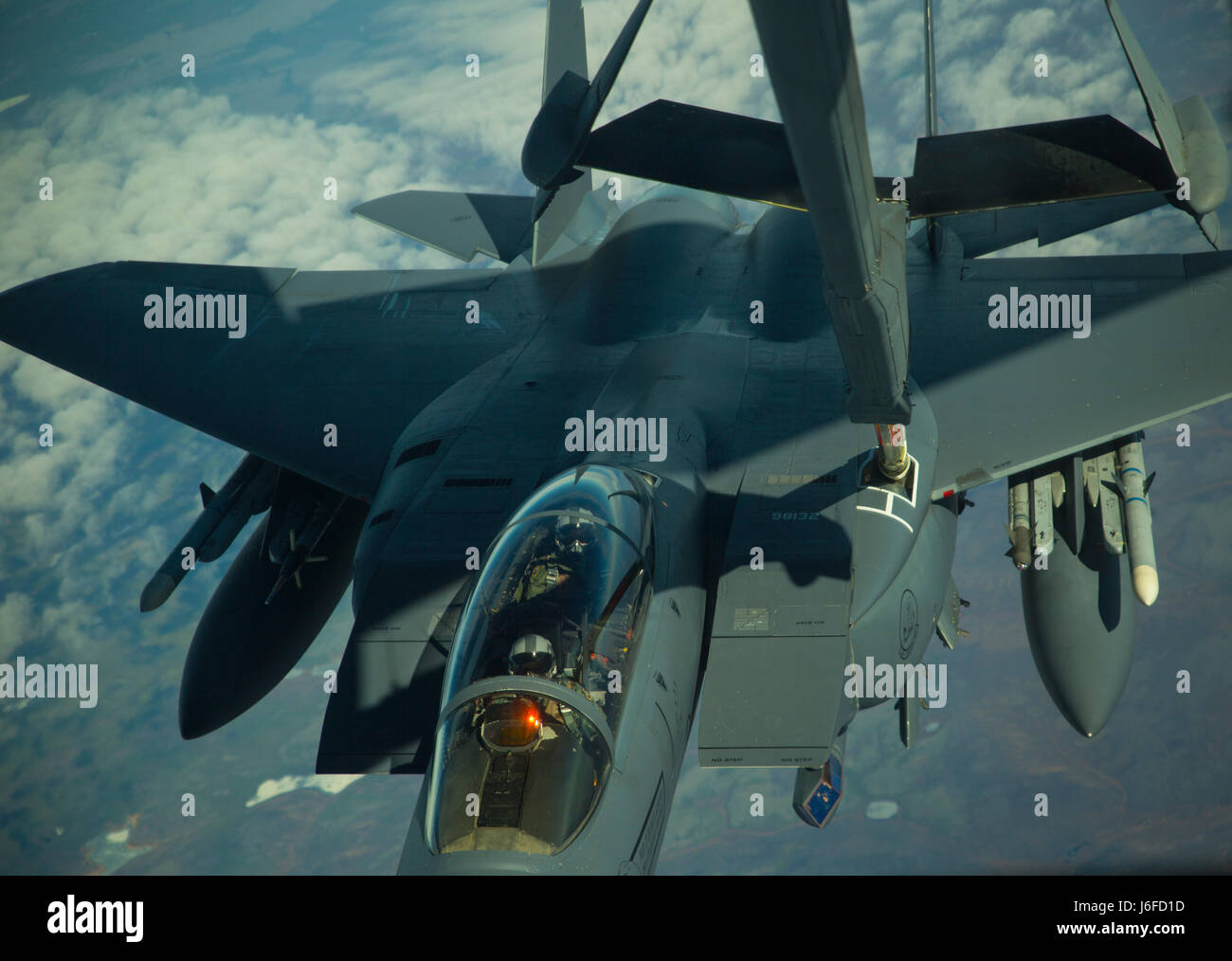 Un U.S. Air Force F-15E Strike Eagle con la 48th Fighter Wing basato a Royal Air Force Lakenheath, Inghilterra, si connette al braccio del combustibile di un U.S. Air Force KC-10 Extender durante un rifornimento di antenna di funzionamento sopra il giunto Pacific-Alaska gamma complesso nel supporto del bordo settentrionale 2017, 11 maggio 2017. L'esercizio Alaska è la più grande e il premier la formazione congiunta esercizio progettato per mettere in pratica le operazioni, le tecniche e le procedure nonché migliorare l'interoperabilità tra i servizi. L'esercizio prevede real-world proficiency nel rilevamento e tracciamento delle unità in mare e in aria e a terra e responsa Foto Stock