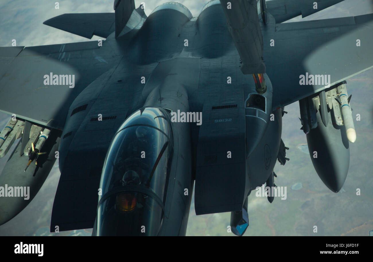 Un U.S. Air Force F-15E Strike Eagle con la 48th Fighter Wing basato a Royal Air Force Lakenheath, Inghilterra, si connette al braccio del combustibile di un U.S. Air Force KC-10 Extender durante un rifornimento di antenna di funzionamento sopra il giunto Pacific-Alaska gamma complesso nel supporto del bordo settentrionale 2017, 11 maggio 2017. L'esercizio Alaska è la più grande e il premier la formazione congiunta esercizio progettato per mettere in pratica le operazioni, le tecniche e le procedure nonché migliorare l'interoperabilità tra i servizi. L'esercizio prevede real-world proficiency nel rilevamento e tracciamento delle unità in mare e in aria e a terra e responsa Foto Stock