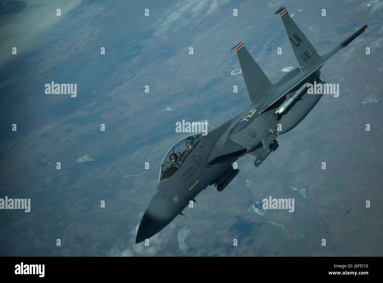 Un U.S. Air Force F-15E Strike Eagle con la 48th Fighter Wing basato a Royal Air Force Lakenheath, Inghilterra, si scollega dal boom del carburante di un U.S. Air Force KC-10 Extender durante un rifornimento di antenna di funzionamento sopra il giunto Pacific-Alaska gamma complesso nel supporto del bordo settentrionale 2017, 11 maggio 2017. L'esercizio Alaska è la più grande e il premier la formazione congiunta esercizio progettato per mettere in pratica le operazioni, le tecniche e le procedure nonché migliorare l'interoperabilità tra i servizi. L'esercizio prevede real-world proficiency nel rilevamento e tracciamento delle unità in mare e in aria e a terra e R Foto Stock