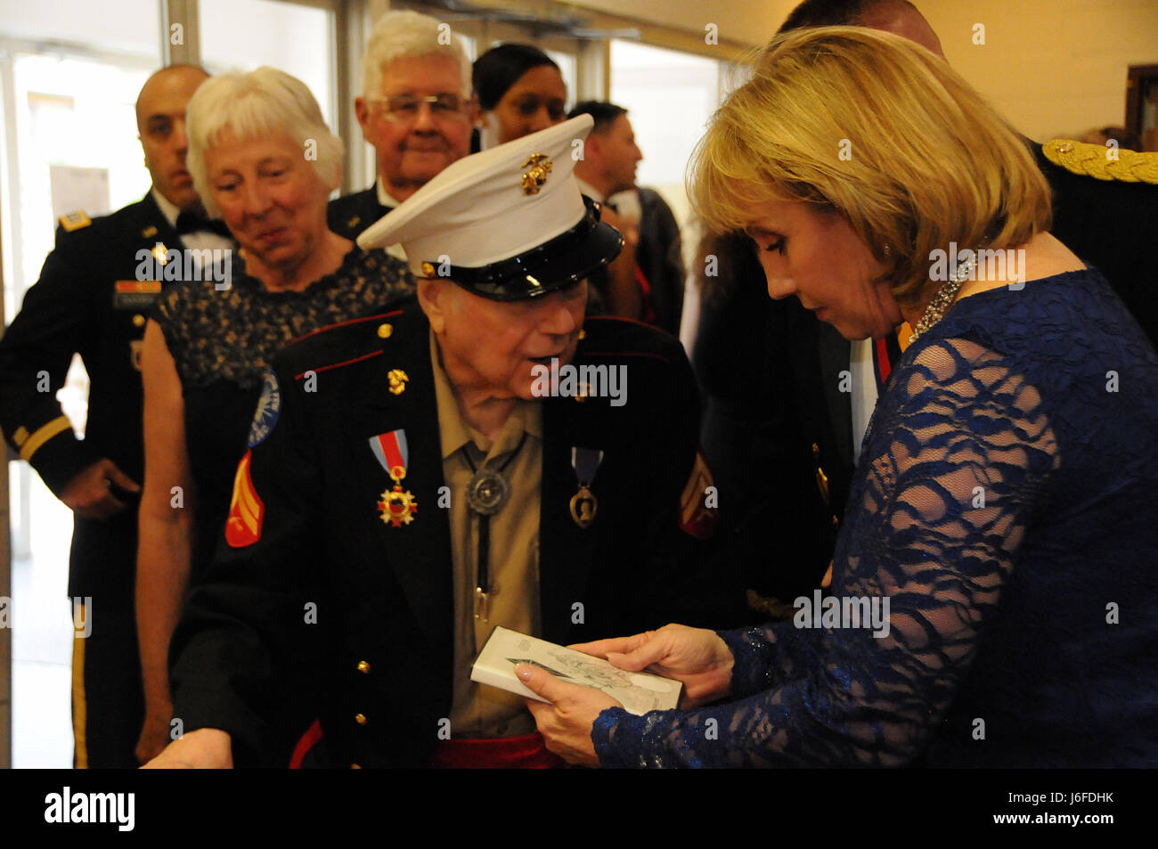 New Jersey Lt. Gov. Kim Guadagno saluta Frank Gross, una guerra di Corea veterano, 12 Maggio durante gli Stati Uniti Esercito della riserva 99th regionale di comando supporto per cenare fuori su base comuneGuire-Dix Mc-Lakehurst, New Jersey. Il tema della manifestazione era "veterani: Ieri e Oggi". Più di 100 reduci dal veterano area case sono state invitate a partecipare. Foto Stock