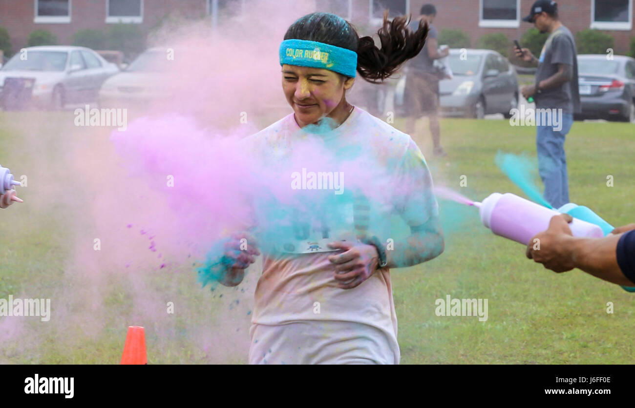 2 Lt. Michelle Soto attraversa la linea di arrivo del Semper montare il colore della Fun Run al Marine Corps Air Station Cherry Point, N.C., 13 maggio 2017. Soto fu la prima donna al traguardo e terzo in classifica generale. Questa è stata la prima volta Marine Corps servizi alla comunità ha ospitato la 5K, e più di 200 persone hanno partecipato all'evento. Soto è un air intelligence officer assegnato alle Marine Tactical Electronic Warfare Squadron 2, Marine Aircraft Group 14, 2° velivolo marino ala. (U.S. Marine Corps photo by Lance Cpl. Cody limoni/rilasciato) Foto Stock