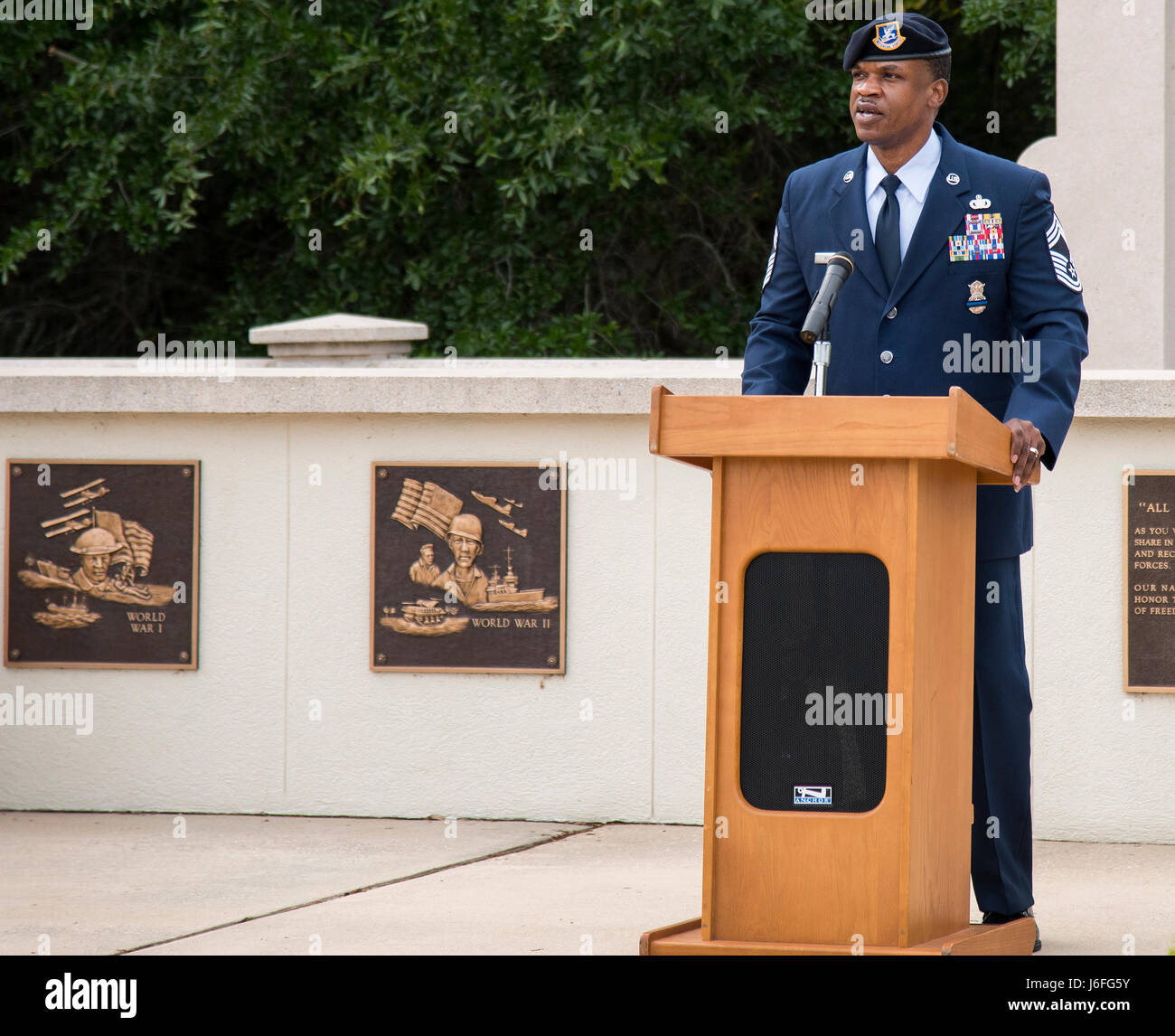 Master Chief Sgt. Mario Bianco, 96a forze di sicurezza Squadron, parla agli aviatori presenti alla cerimonia di apertura della Settimana di polizia a Eglin Air Force Base, Fla., 15 maggio. La cerimonia si è tenuta una riunione del personale delle forze di sicurezza per la formazione e la sveglia cerimonia eseguita in tutte le guerre Memorial. La polizia le attività della settimana accadrà durante tutta la settimana e si chiude con le forze di sicurezza aviatori di eseguire un ritiro cerimonia al Bldg. 1. (U.S. Air Force foto/Samuel King Jr.) Foto Stock