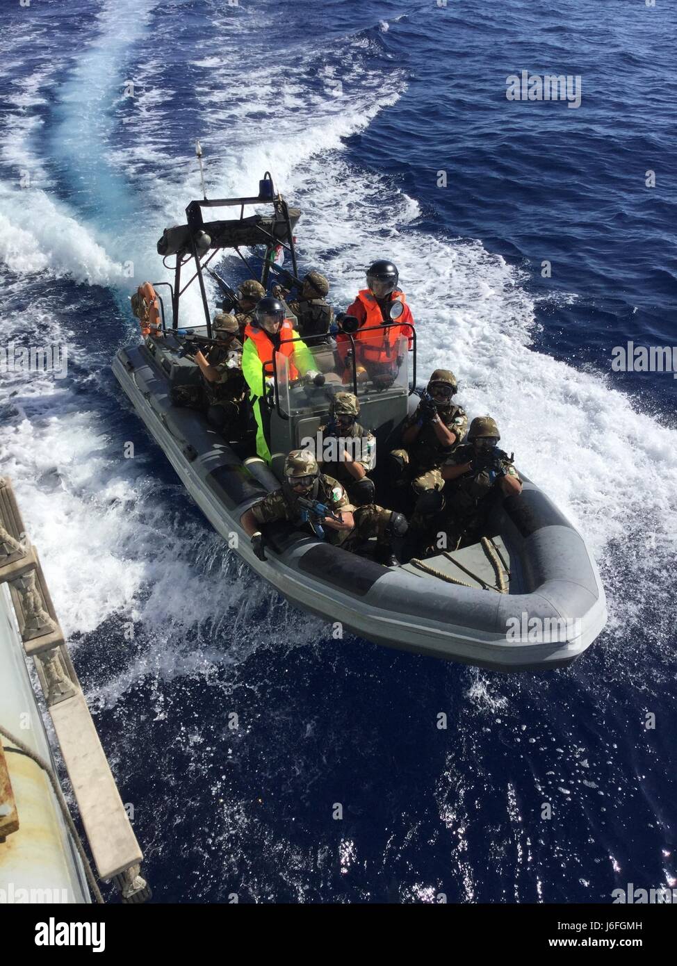 I marinai algerini conducono visite, imbarco, ricerca e addestramento al sequestro durante Phoenix Express 2017 nel Mar Mediterraneo per migliorare la cooperazione regionale, la consapevolezza del dominio marittimo e le capacità operative. Foto Stock