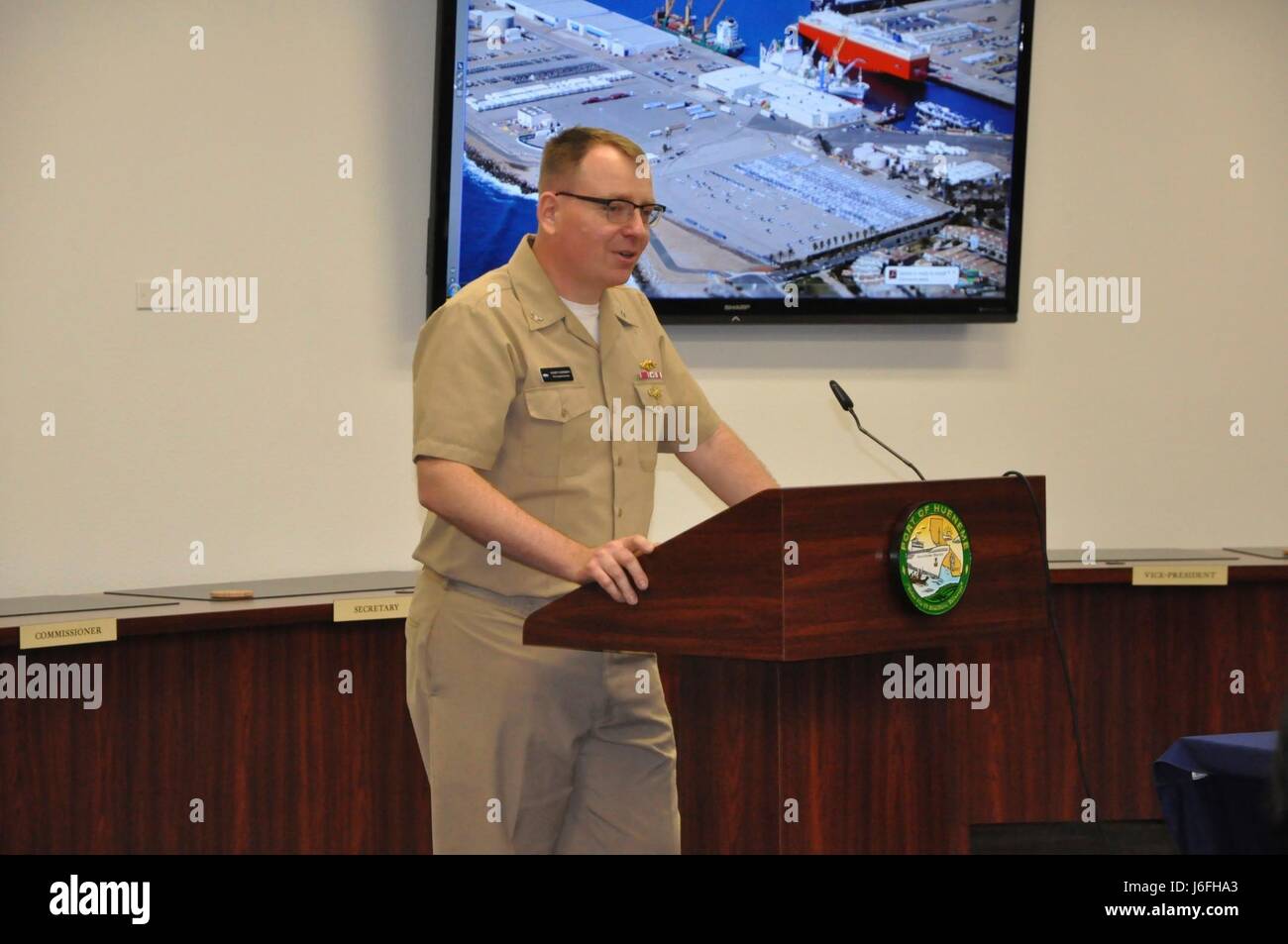 PORT HUENEME, California-NSWC Port Hueneme Division Chief Engineer, il cap. Vincent Chernesky, parla al programma Pre-Engineering i laureati nel corso di una cerimonia speciale, 16 maggio a Oxnard quartiere portuale. Foto Stock