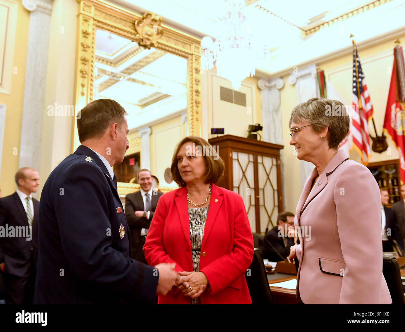 Air Force capo del personale gen. David Goldfein e Segretario della Air Force Heather Wilson parlare con il Sen. Deb Fischer, R-Nebr., prima testimonianza per il senato servizi armati sottocommissione forze strategiche 17 Maggio 2017 a Washington D.C. Con Wilson e Goldfein erano Lt. Gen. Samuel ciccioli, Commander, lo spazio e il Missile Systems Center; Gen. John Raymond, Commander, Air Force Space Command; e Cristina Chapin, Direttore di acquisizione e gestione di sourcing, General Accounting Office. Il comitato ha esaminato lo spazio militare organizzazione politica e programmi. (U.S. Air Force foto/Scott Foto Stock