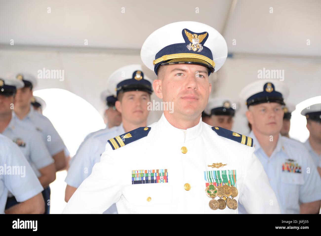 Lt. Adam Miller, Operations Officer a bordo di Guardacoste Escanaba, Mercoledì, 17 maggio 2017, a Boston, Ma. Vice Adm. Karl Schultz, area atlantica comandante ha presieduto la onorata da tempo cambiare militare del comando cerimonia. Stati Uniti Coast Guard foto di Lt. Karen amore Kutkiewicz. Foto Stock