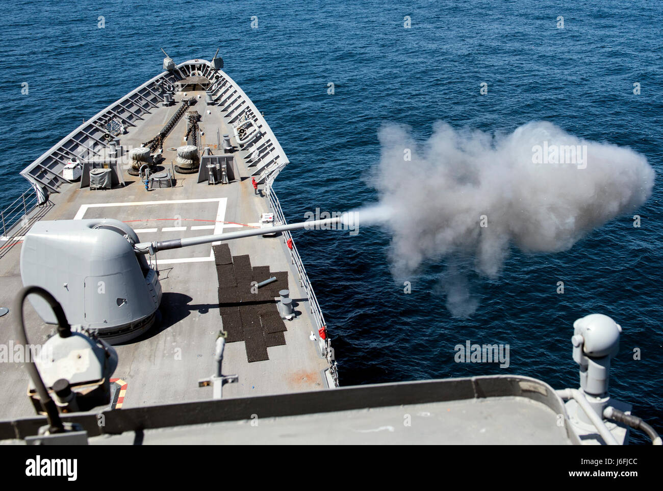 170517-N-FT178-039 Pacifico occidentale (17 maggio 2017) un contrassegno 45, 5 pollici la pistola spara dal castello di prua di Ticonderoga-class guidato-missili cruiser USS Lake Champlain (CG 57) durante una pre-taratura aim fire esercizio. Gli Stati Uniti Marina ha pattugliato il Indo-Asia-Pacifico di routine per più di 70 anni regionale di promozione della pace e della sicurezza. (U.S. Foto di Marina di Massa lo specialista di comunicazione 2a classe Nathan K. Serpico/rilasciato) Foto Stock