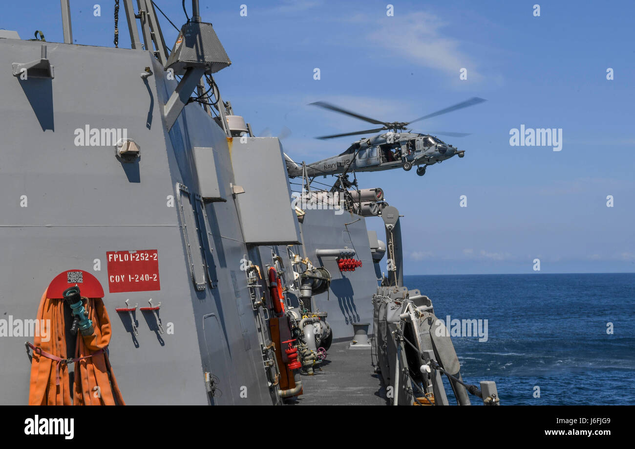 170517-N-RM689-130 Pacifico occidentale (17 maggio 2017) un MH-60S Sea Hawk elicottero, attaccato al mare in elicottero Combat Squadron (HSC) 4, conduce la visita in elicottero, scheda, ricerca e sequestro (HVBSS) manovre al fianco di Arleigh Burke-class missile destroyer USS Wayne E. Meyer (DDG 108) durante un drill HVBSS. Gli Stati Uniti Marina ha pattugliato il Indo-Asia-Pacifico di routine per più di 70 anni regionale di promozione della pace e della sicurezza. (U.S. Foto di Marina di Massa lo specialista di comunicazione di terza classe Kelsey L. Adams/rilasciato) Foto Stock