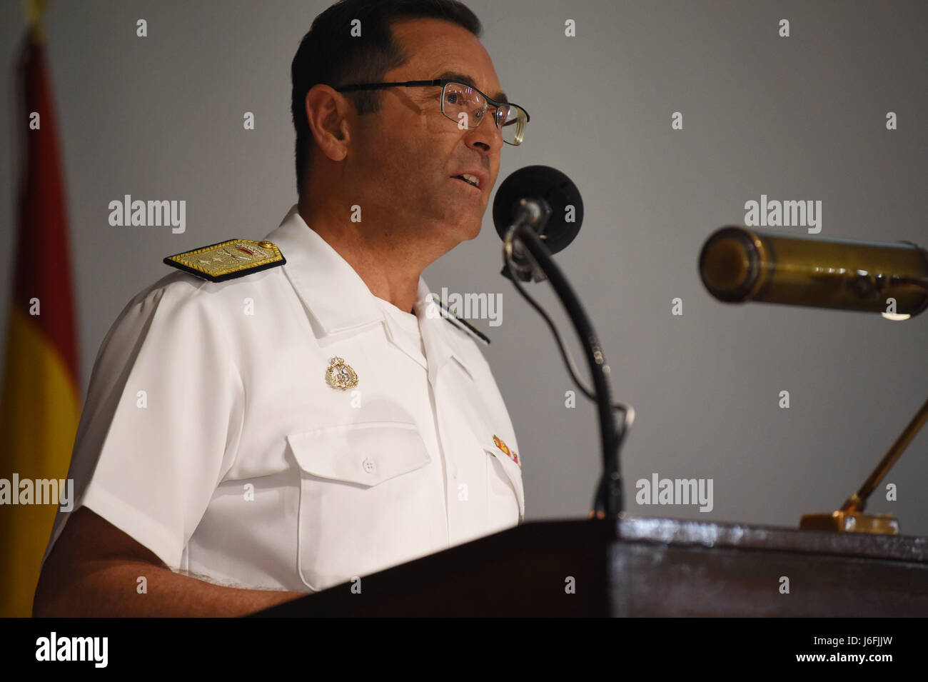 I leader militari spagnoli e statunitensi conducono la cerimonia di chiusura del Phoenix Express 2017 a Cartagena, in Spagna, un esercizio volto a migliorare la cooperazione regionale, la consapevolezza del dominio marittimo e le capacità operative nel Mar Mediterraneo. Foto Stock