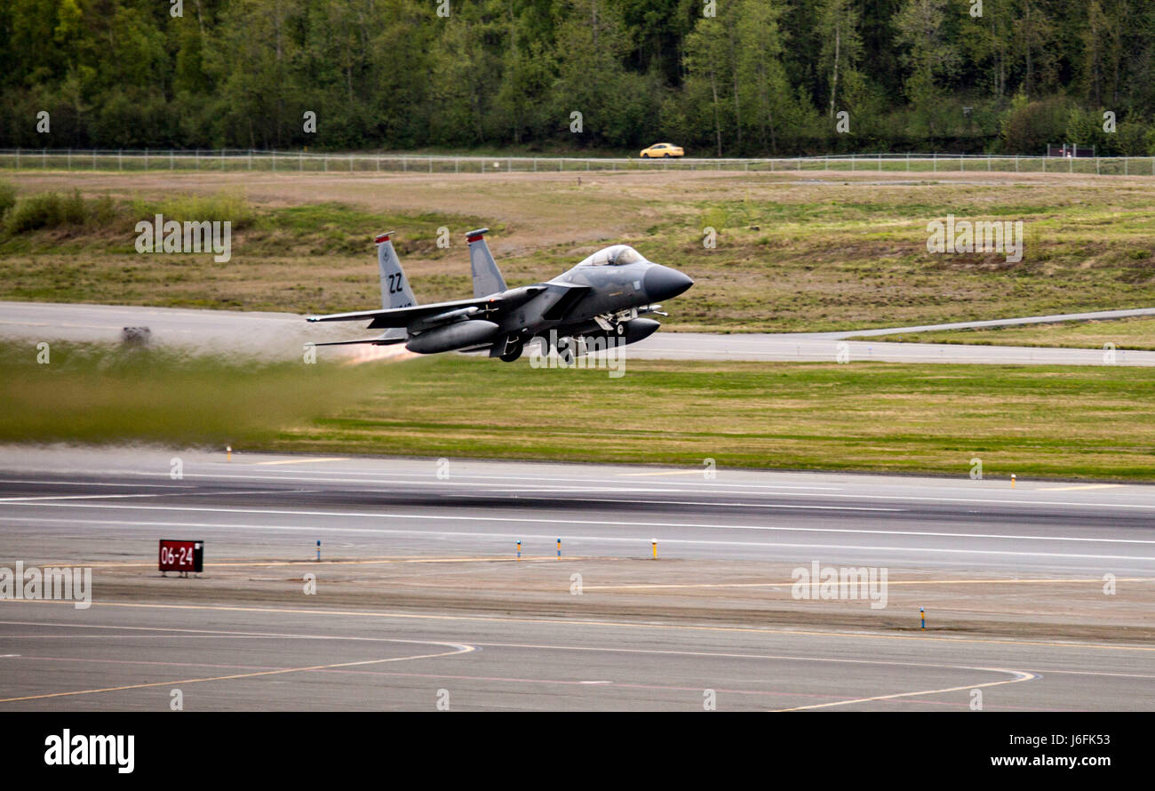 Un U.S. Air Force F-15C Fighting Eagle con la 67th Fighter Squadron conduce operazioni di volo durante l'esercizio distante frontiera su base comune Elmendorf-Richardson, Alaska, 18 maggio 2017. Frontiera distante è una unità a livello di iterazione di formazione progettate per aumentare la nitidezza dei partecipanti per il combattimento tattico competenze e sviluppare piani interoperabile e programmi attraverso la forza congiunta. (U.S. Marine Corps Photo by 1Lt. Melissa M Heisterberg) Foto Stock