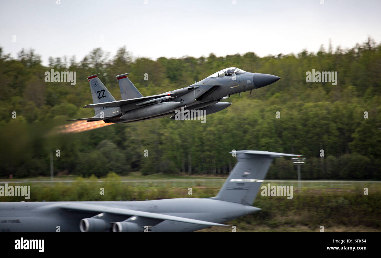 Un U.S. Air Force F-15C Fighting Eagle con la 67th Fighter Squadron conduce operazioni di volo durante l'esercizio distante frontiera su base comune Elmendorf-Richardson, Alaska, 18 maggio 2017. Frontiera distante è una unità a livello di iterazione di formazione progettate per aumentare la nitidezza dei partecipanti per il combattimento tattico competenze e sviluppare piani interoperabile e programmi attraverso la forza congiunta. (U.S. Marine Corps Photo by 1Lt. Melissa M Heisterberg) Foto Stock