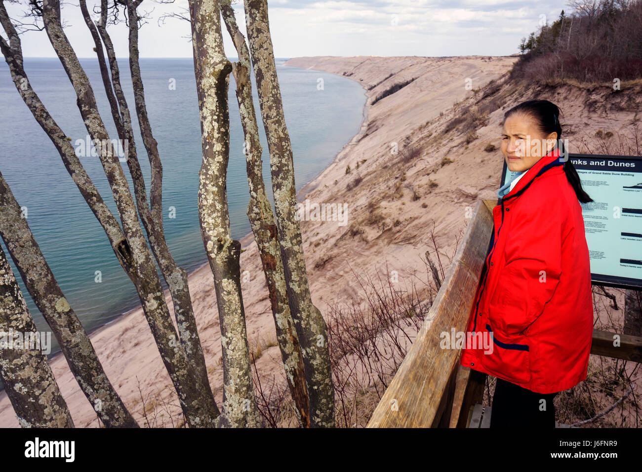 Michigan Upper Peninsula, U.P., UP, Lake Superior, Pictured Rocks National Lakeshore, Grand Sable Banks & Dunes, Great Lakes, Primavera iniziale, donna asiatica Foto Stock