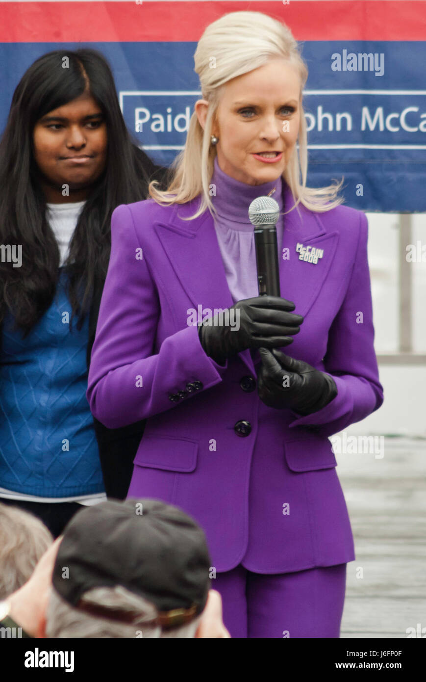 KEENE, New Hampshire/US - Gennaio 7, 2008: noi il senatore John McCain la moglie Cindy McCain, parla a un rally sul finale il giorno prima il NH primario. Foto Stock