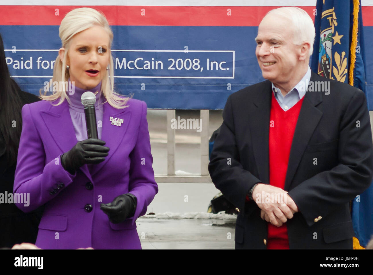 KEENE, New Hampshire/US - Gennaio 7, 2008: noi il senatore John McCain la moglie Cindy McCain, parla a un rally sul finale il giorno prima il NH primario. Foto Stock