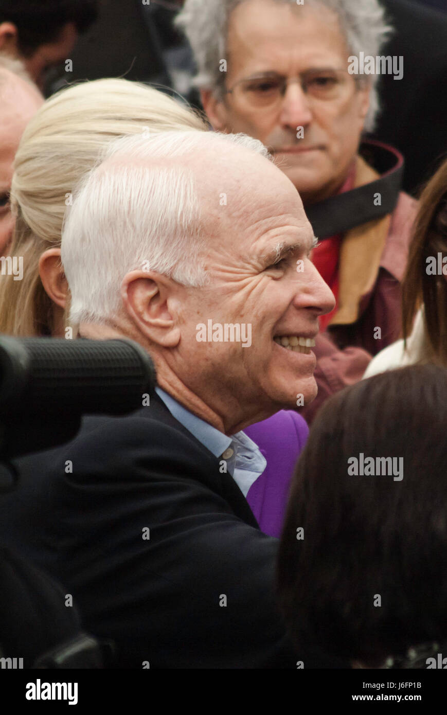 KEENE, NH/US - Gennaio 7, 2008: noi il senatore John McCain parla con i sostenitori in un rally all'aperto sul finale il giorno prima del 2008 NH primario. Foto Stock