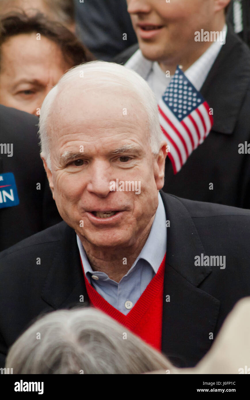 KEENE, NH/US - Gennaio 7, 2008: noi il senatore John McCain parla con i sostenitori in un rally all'aperto sul finale il giorno prima del 2008 NH primario. Foto Stock