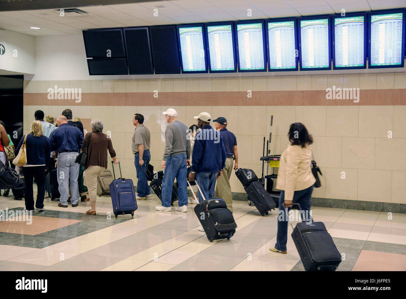 Atlanta Georgia,Hartsfield Jackson Atlanta International Airport,Black woman female women,man men maschio,men,rolling bagaglio,valigia,bagaglio,occupato,passe Foto Stock