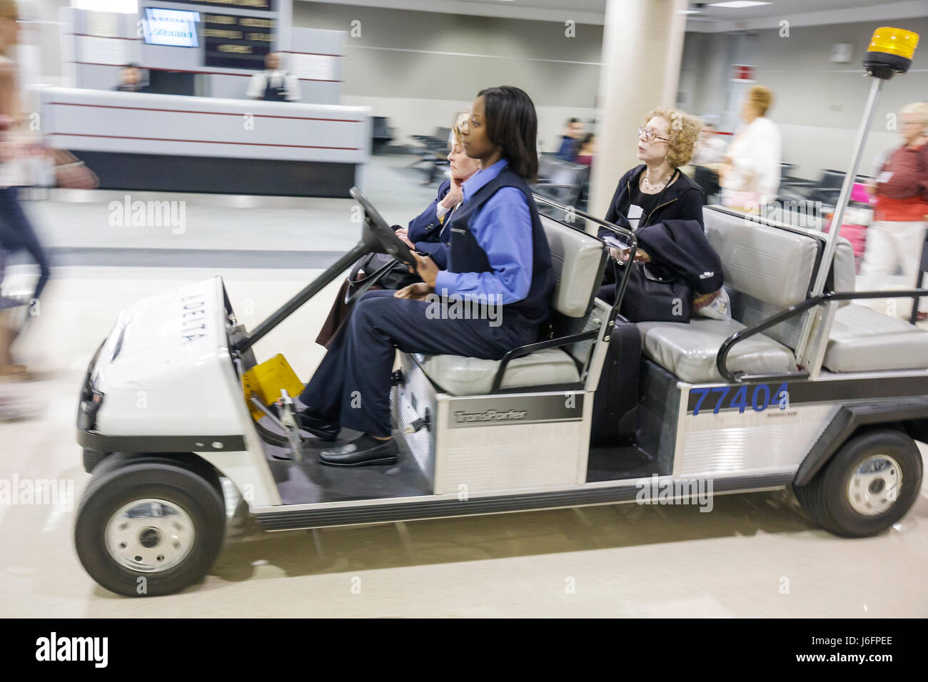 Atlanta Georgia,Hartsfield International Airport,Black woman female women,senior senior senior Citizen,assistance,courtesy cart,transport,convenien Foto Stock