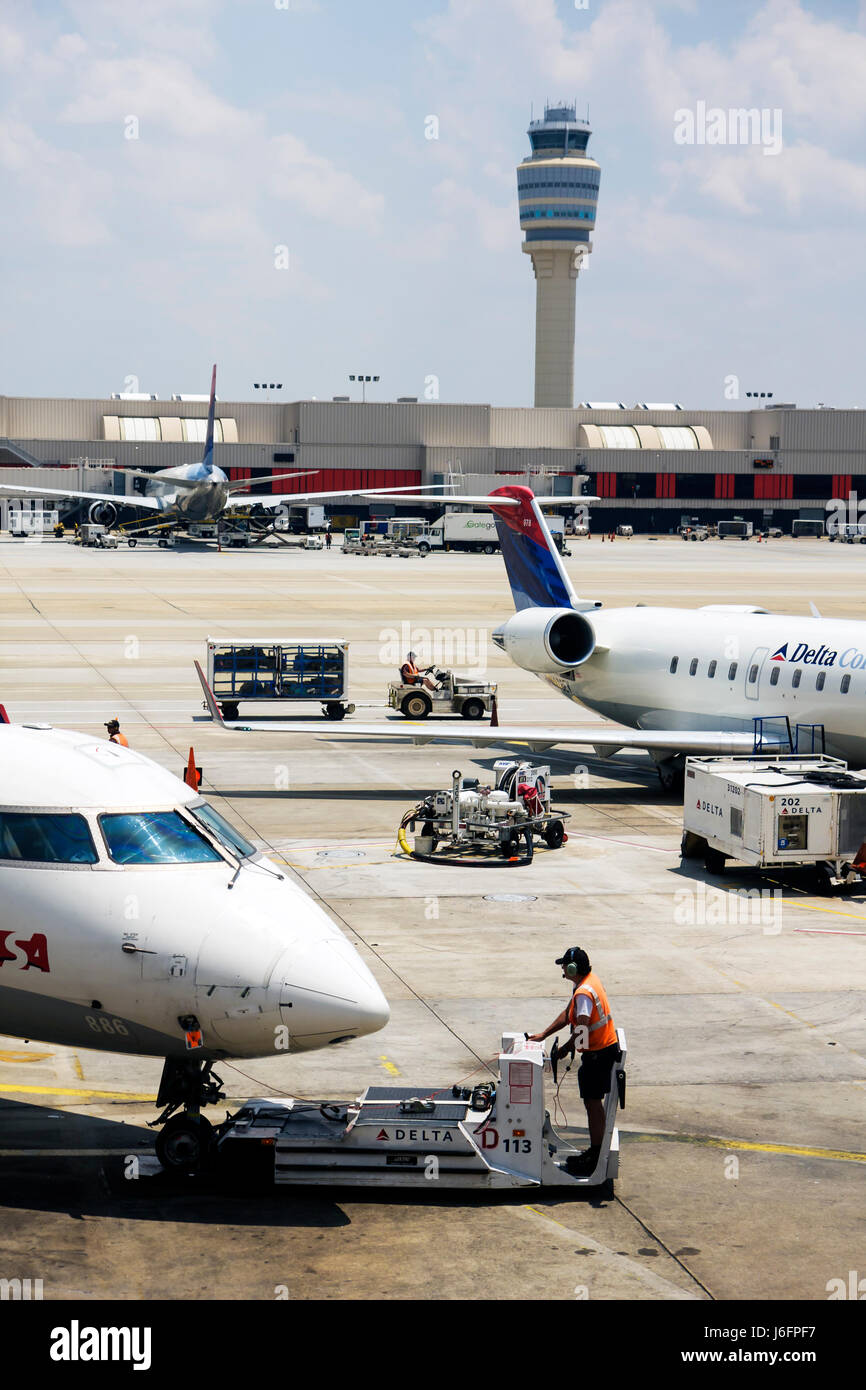 Atlanta Georgia,Hartsfield Jackson Atlanta International Airport,CRJ100 Jet,Regional airliner,aereo,Delta Connection,voli pendolari,tarmac,control t Foto Stock