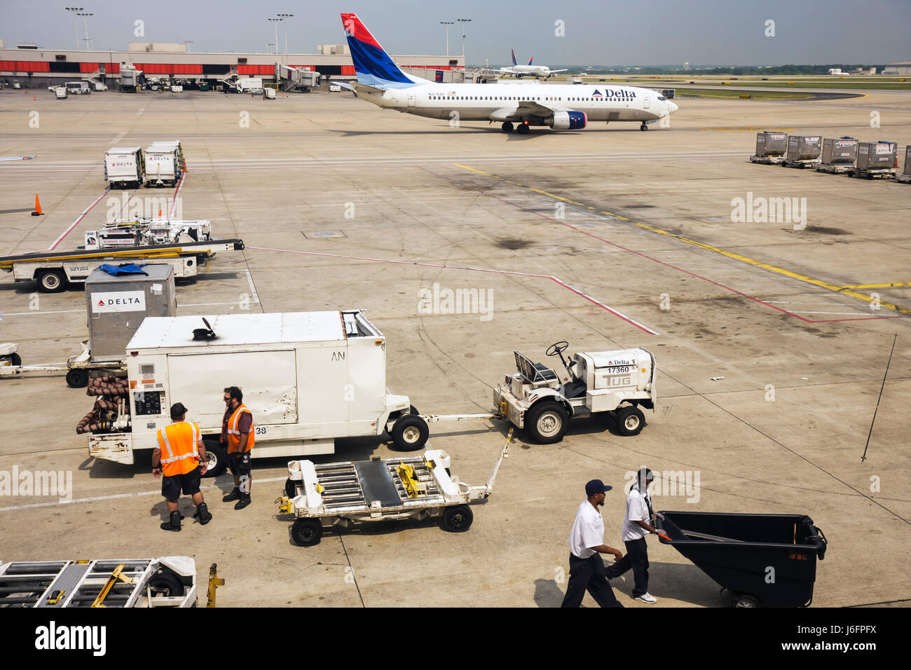 Atlanta Georgia,Hartsfield Jackson Atlanta Airport,ATL,Delta Air Lines,passeggero jet,tarmac,Ground Crew,Black man uomini maschio,lavoratore,lavoratori,volo,comme Foto Stock