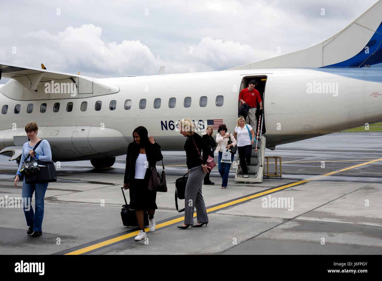 Tennessee Blountsville, aeroporto di Tri City, Black Blacks African African African minoranza etnica, adulti adulti donna donne donna donna donna donna donna, donne, compagnia aerea, commerciale ai Foto Stock