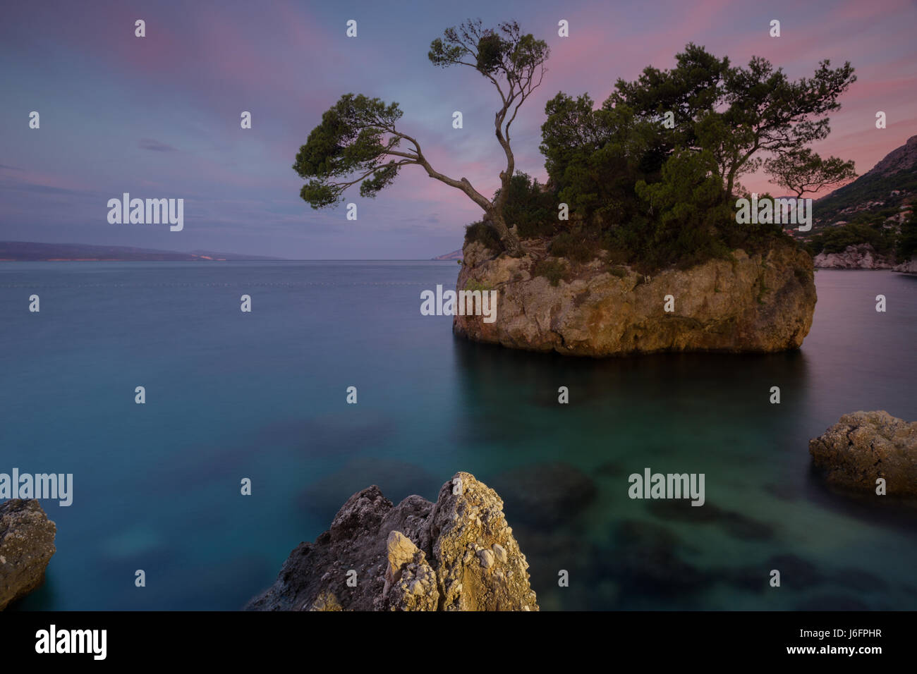 Roccia sulla famosa spiaggia in luogo Brela, Dalmazia, Croazia Foto Stock