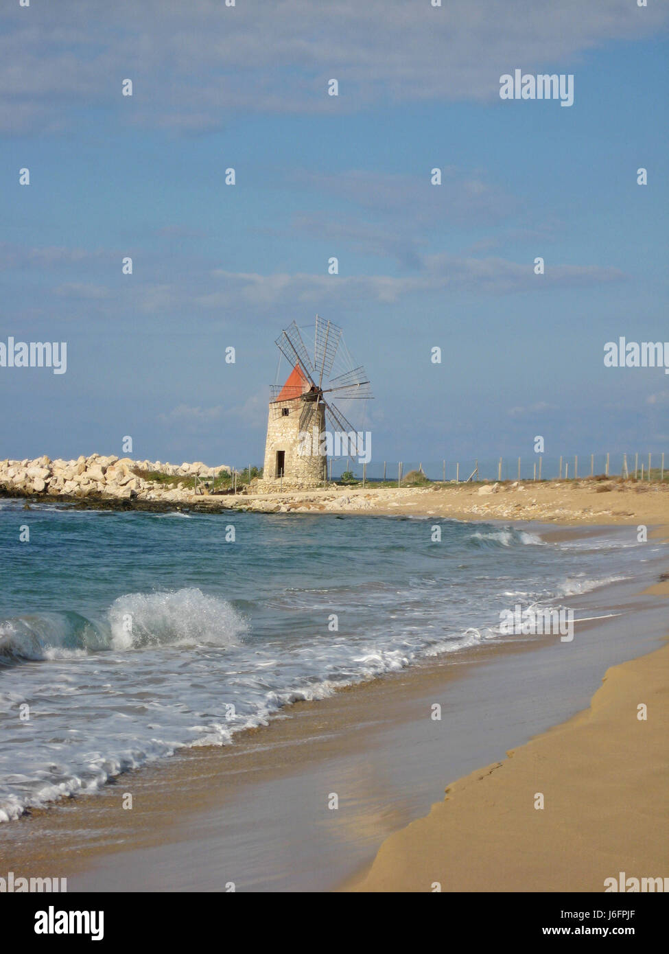 Spiaggia mare spiaggia mare Sicilia il mulino a vento di acqua salata oceano mare acqua Foto Stock