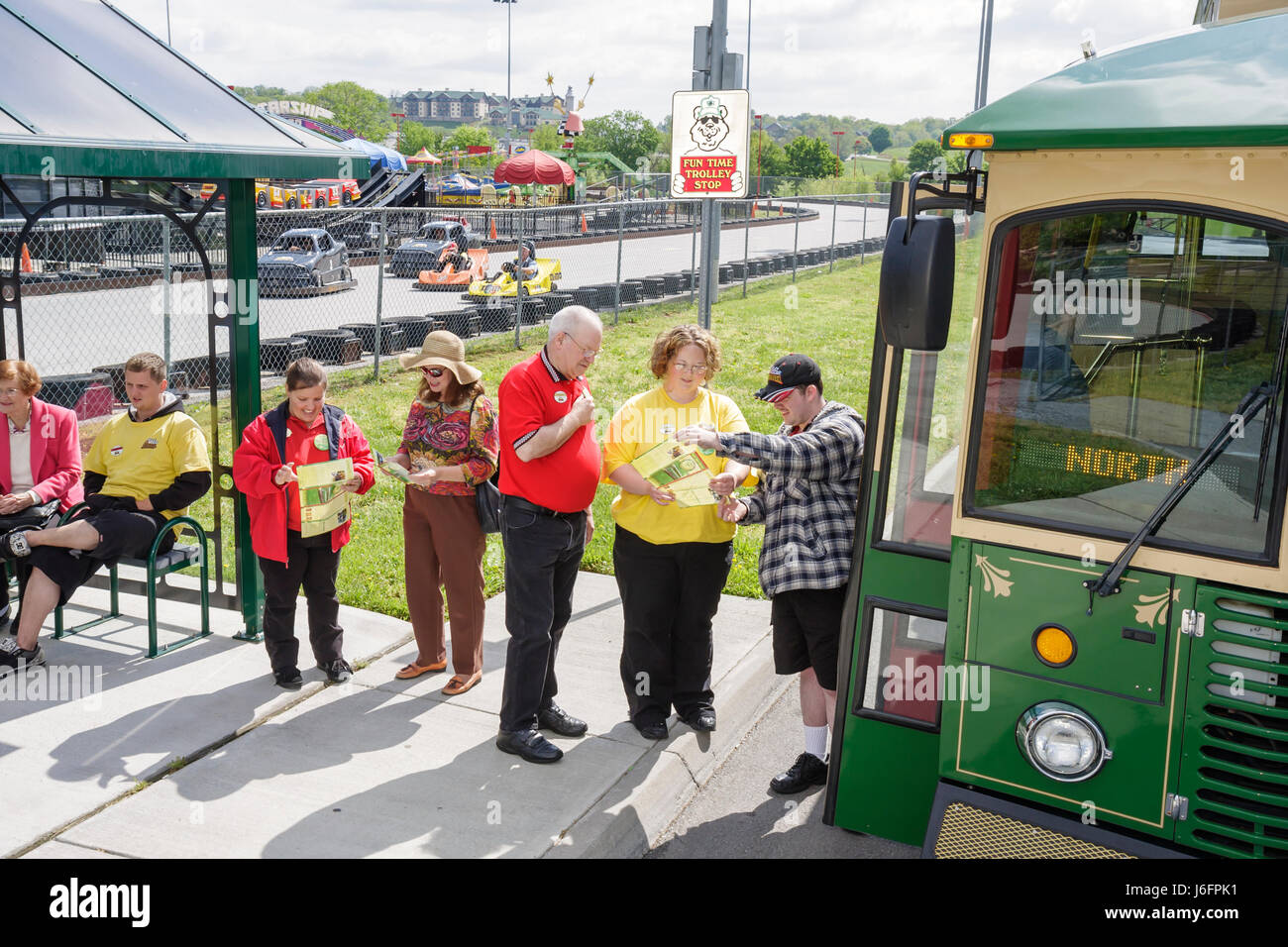 Sevierville Tennessee,Smoky Mountains,NASCAR Speedpark Trolley Stop,uomini,donne,gruppo,anziani,tempo di divertimento,fermata tram,riparo autobus,imbarco,attrazione,mappa, Foto Stock