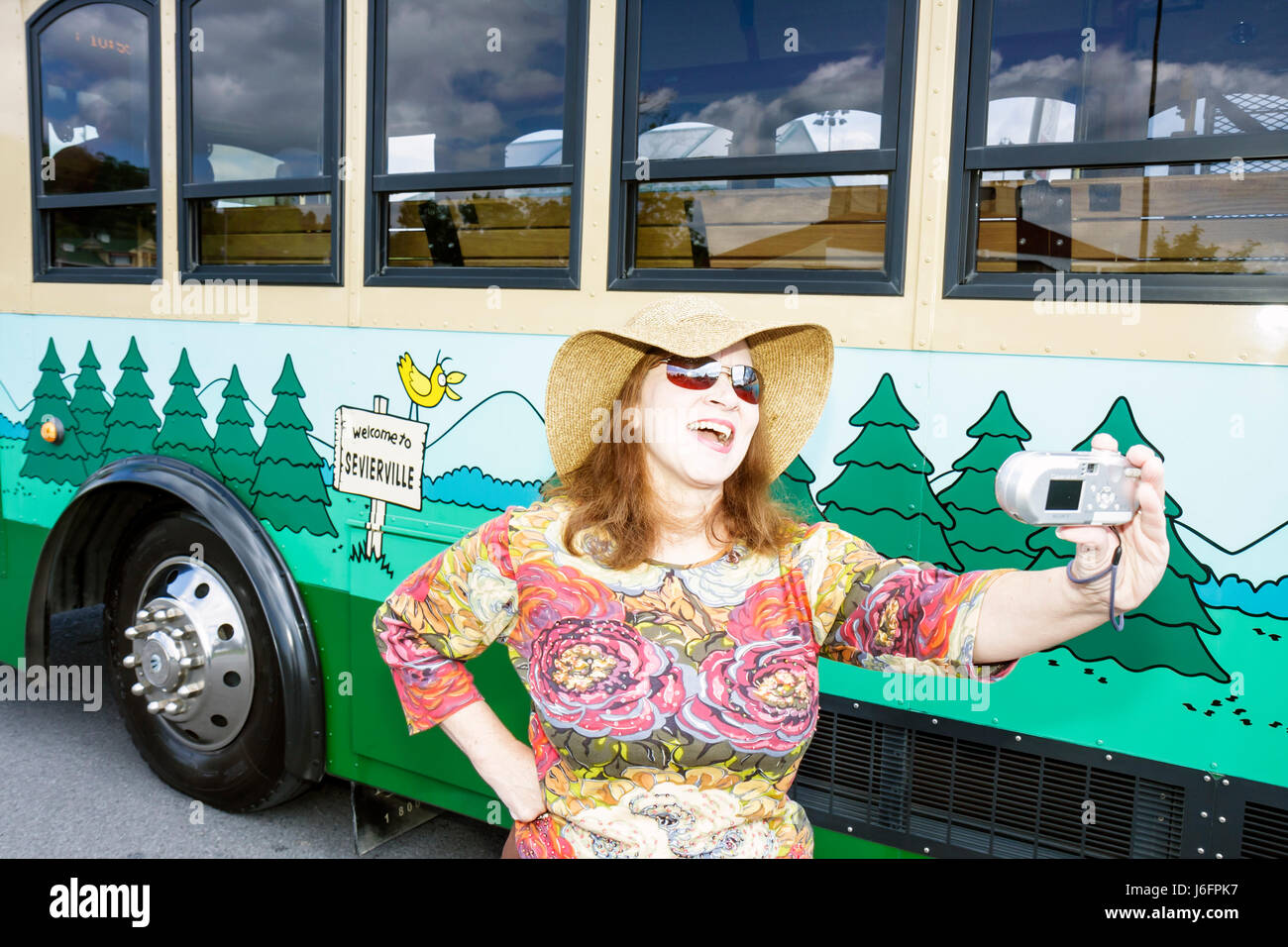 Sevierville Tennessee,Smoky Mountains,NASCAR Speedpark Trolley Stop,donna femminile donna,cappello di paglia,macchina fotografica,digitale,tempo di divertimento,trolley,autoritratto,selfie, Foto Stock