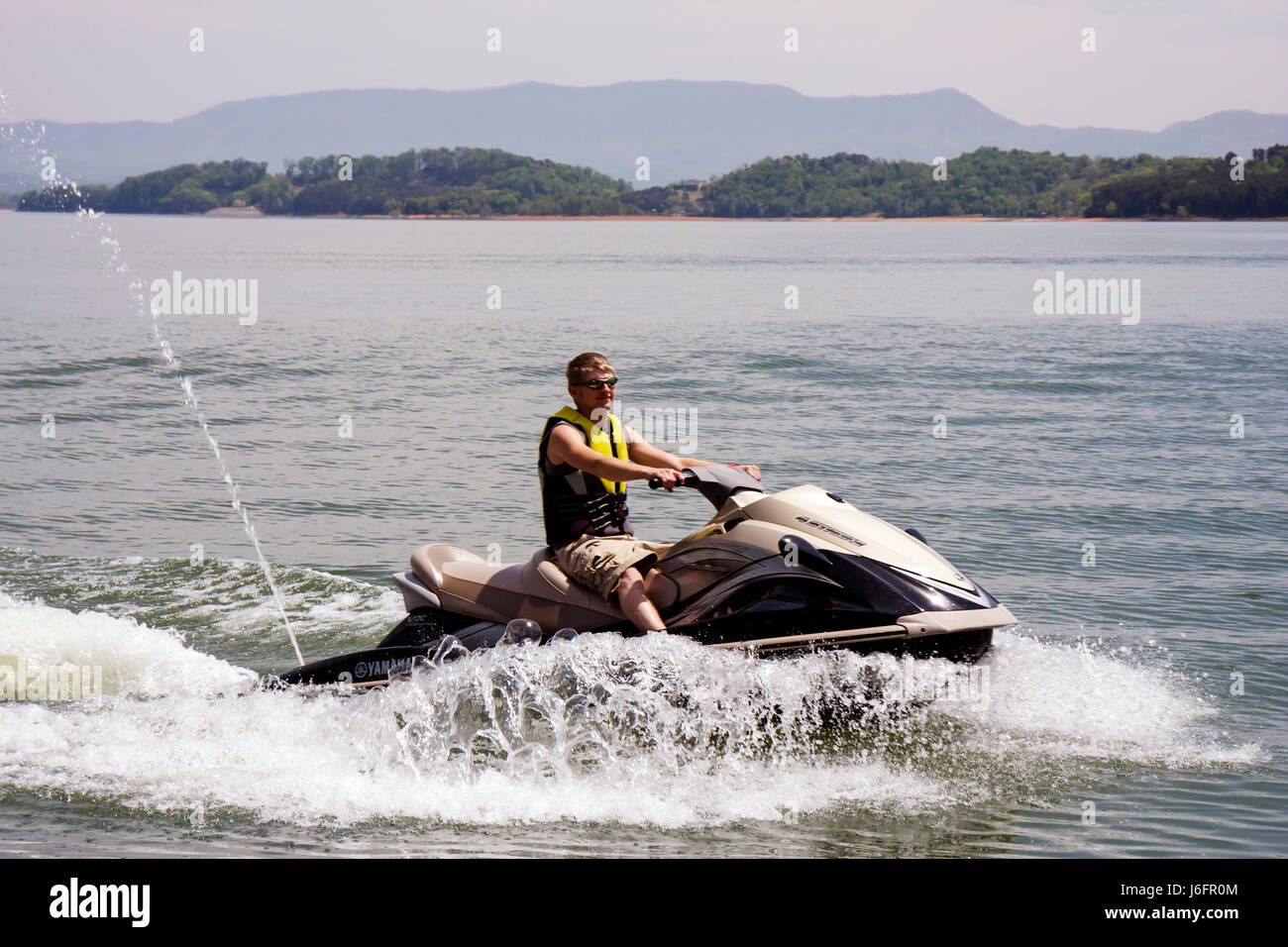 Sevierville Tennessee,Smoky Mountains,Douglas Lake,jet ski,Wave runner,teen teen teenager teenager giovani adolescenti adolescenti, ragazzi, ragazzi maschi bambini c Foto Stock